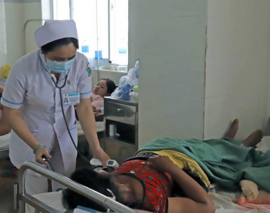 Gần 90 công nhân ở Đắk Lắk nhập viện cấp cứu sau bữa ăn tại công ty