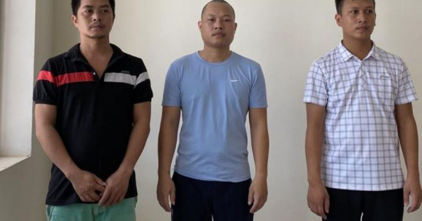 Bắt giữ đường dây sản xuất hàng vạn lọ thuốc ho giả ở Nghệ An