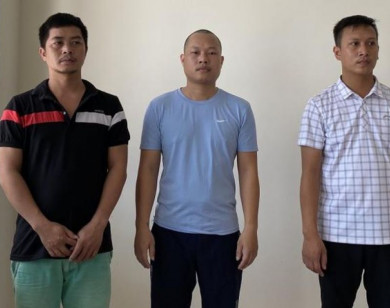 Bắt giữ đường dây sản xuất hàng vạn lọ thuốc ho giả ở Nghệ An