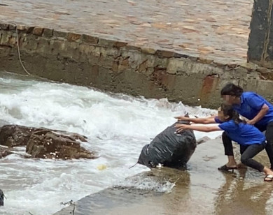 Phẫn nộ hành vi ném rác xuống biển của nhân viên quán cà phê ở Vũng Tàu