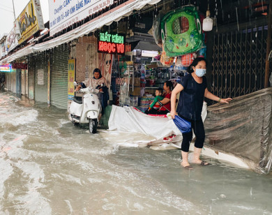 TP Hồ Chí Minh: Chợ Thủ Đức ngập nặng, tiểu thương “khóc ròng”!