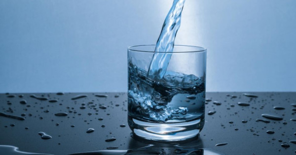 9 lợi ích tuyệt vời của việc uống nước sau khi thức dậy
