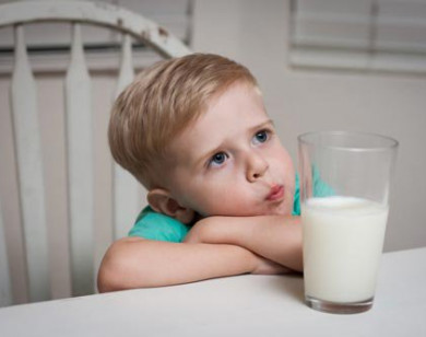 Sai lầm của cha mẹ khi cho con uống sữa tươi