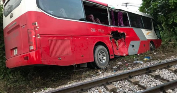 Vụ tàu hỏa va chạm xe ô tô chở học sinh: "Người dân nhắc sắp có tàu, tài xế vẫn băng qua"