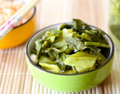 Vì sao không nên ăn dưa muối xổi?