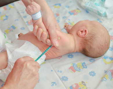 Em bé 1 ngày tuổi tử vong sau khi tiêm vắc-xin viêm gan B