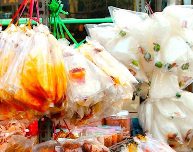 Mối nguy hại của bánh tráng trộn bán tràn lan ngoài cổng trường