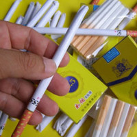 Tác hại của kẹo thuốc lá đang bán đầy trước cổng trường học