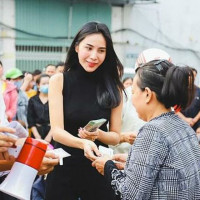 Quảng Trị ngập nặng, Thủy Tiên tiếp tục ở lại để cứu trợ người dân