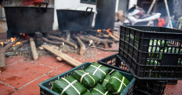 Hà Nội: Thâu đêm gói bánh chưng gửi đồng bào miền Trung