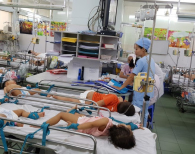 Bệnh viện ở TP Hồ Chí Minh quá tải vì đông nghẹt trẻ bị tay chân miệng
