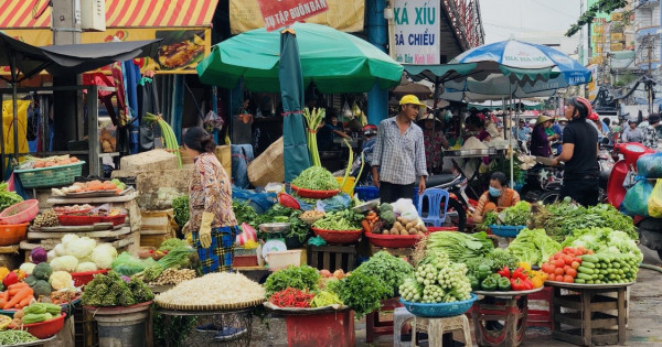 TP Hồ Chí Minh: Giá rau quả tăng vọt do ảnh hưởng của mưa bão