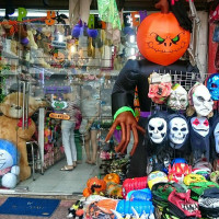 Nhộn nhịp thị trường đồ hóa trang Halloween