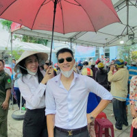 Nhiều người ''khá giả'' vẫn đến nhận cứu trợ Thủy Tiên quyết định dừng phát tiền