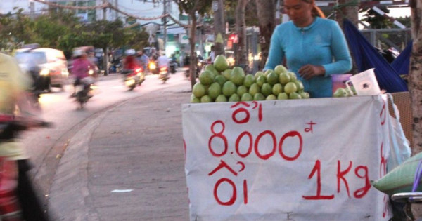 Trái cây giá rẻ đổ đống bán đầy trên các tuyến đường ở TP Hồ Chí Minh