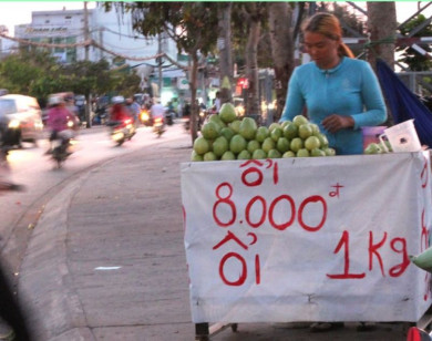 Trái cây giá rẻ đổ đống bán đầy trên các tuyến đường ở TP Hồ Chí Minh