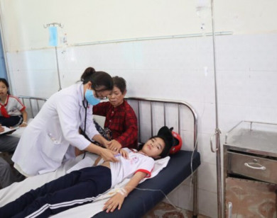 Bình Phước: Gần 30 học sinh Tiểu học nhập viện do nghi ngộ độc thực phẩm