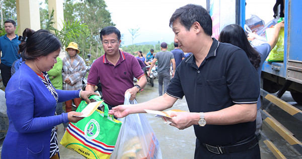 Về với bà con miền Trung