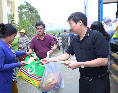 Về với bà con miền Trung