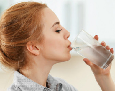 7 lợi ích của uống nước khi đói