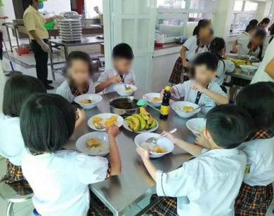 Hiệu trưởng bị yêu cầu ''kiểm điểm'' trong vụ bớt xén suất ăn của học sinh