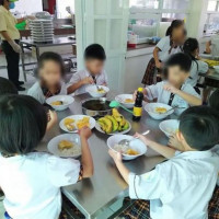 Hiệu trưởng bị yêu cầu ''kiểm điểm'' trong vụ bớt xén suất ăn của học sinh