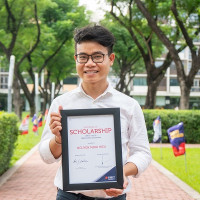 Từ cậu bé bán bánh mì đến sinh viên trường Đại học Quốc tế