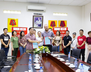 FLG Việt Nam kí biên bản tài trợ với công an cửa khẩu Tân Sơn Nhất