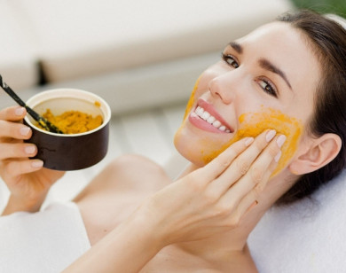 Chăm sóc da mặt sau sinh chỉ với bột nghệ