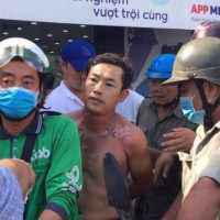 Người đàn ông tẩm xăng lên người để cướp ngân hàng