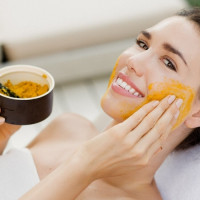 Chăm sóc da mặt sau sinh chỉ với bột nghệ