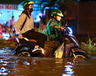 Triều cường gây ngập sâu, người Sài Gòn khổ sở lội nước về nhà