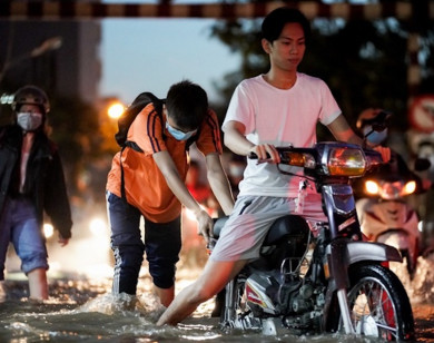 Triều cường dâng cao ở TP Hồ Chí Minh, đường lại thành sông!