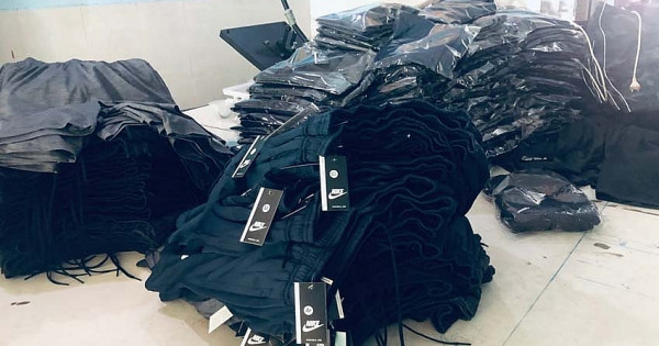 Thu giữ trên 3.400 sản phẩm quần áo giả nhãn hiệu Nike, Adidas