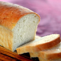 Lý do không nên chọn bánh mì trắng để ăn sáng