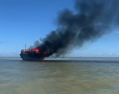 Tàu khách bốc cháy trên biển Cửa Đại 18 người thoát chết