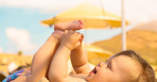 Tắm nắng cho trẻ như thế nào để đúng cách?