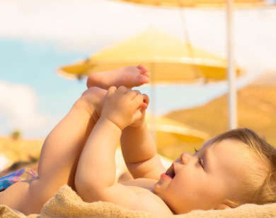 Tắm nắng cho trẻ như thế nào để đúng cách?