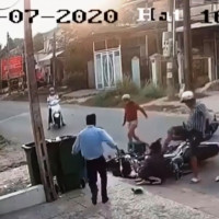 Bắt đối tượng dùng gậy đánh, đạp vào đầu nữ sinh sau va chạm