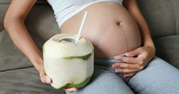 Mẹ bầu cần thận trọng khi uống nước dừa