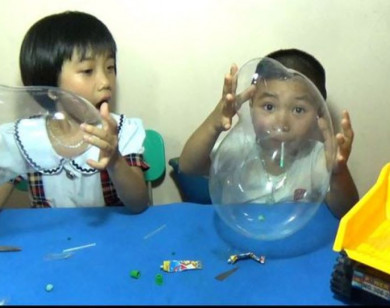 Cảnh báo thổi bong bóng từ tuýp dạng "keo" có thể gây ngộ độc 