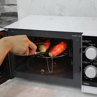 Sử dụng lò vi sóng không đúng cách ảnh hưởng nghiêm trọng đến sức khỏe