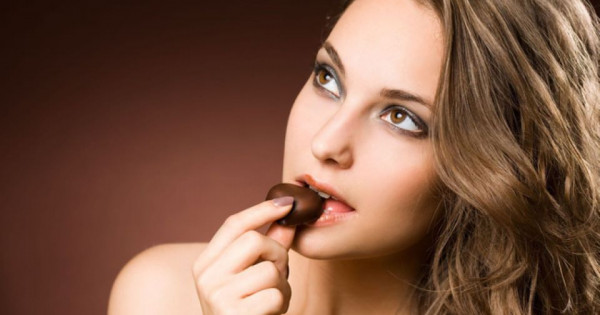 Điều gì sẽ xảy ra khi bạn ăn socola vào buổi sáng?