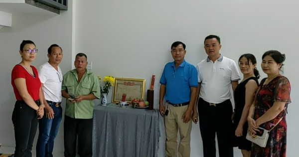 Các mạnh thường quân trao 10 triệu đồng hỗ trợ ông Huỳnh Văn Xuân