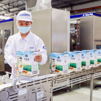Vinamilk "bắn phát pháo" đầu năm với lô sản phẩm sữa hạt và sữa đặc lớn đi Trung Quốc