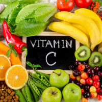 Vitamin C có tác dụng tốt với người bị mụn trứng cá