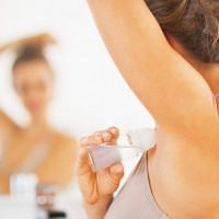 Bí quyết sử dụng lăn khử mùi để không gây vàng áo