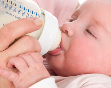 Mẹ cần lưu ý gì khi bổ sung sữa công thức cho con lúc mới sinh?