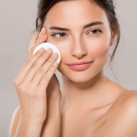 Lý do bạn nên dùng nước tẩy trang hằng ngày