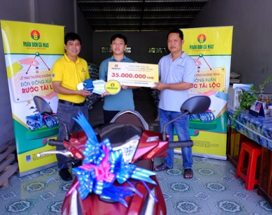Phân Bón Cà Mau trao 03 xe máy Honda Future cho nông dân may mắn